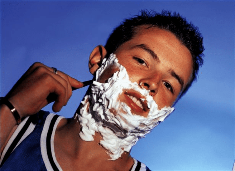 դեռահասը սափրվում է և մտածում առնանդամի մեծացման մասին