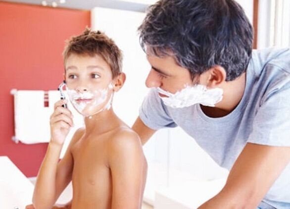 հայրը երեխային սովորեցնում է սափրվել և մեծացնել առնանդամը